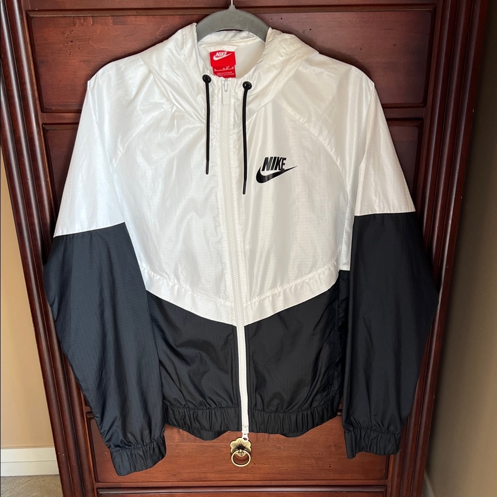 Nike Sportswear Windrunner Jacket White and Black Medium